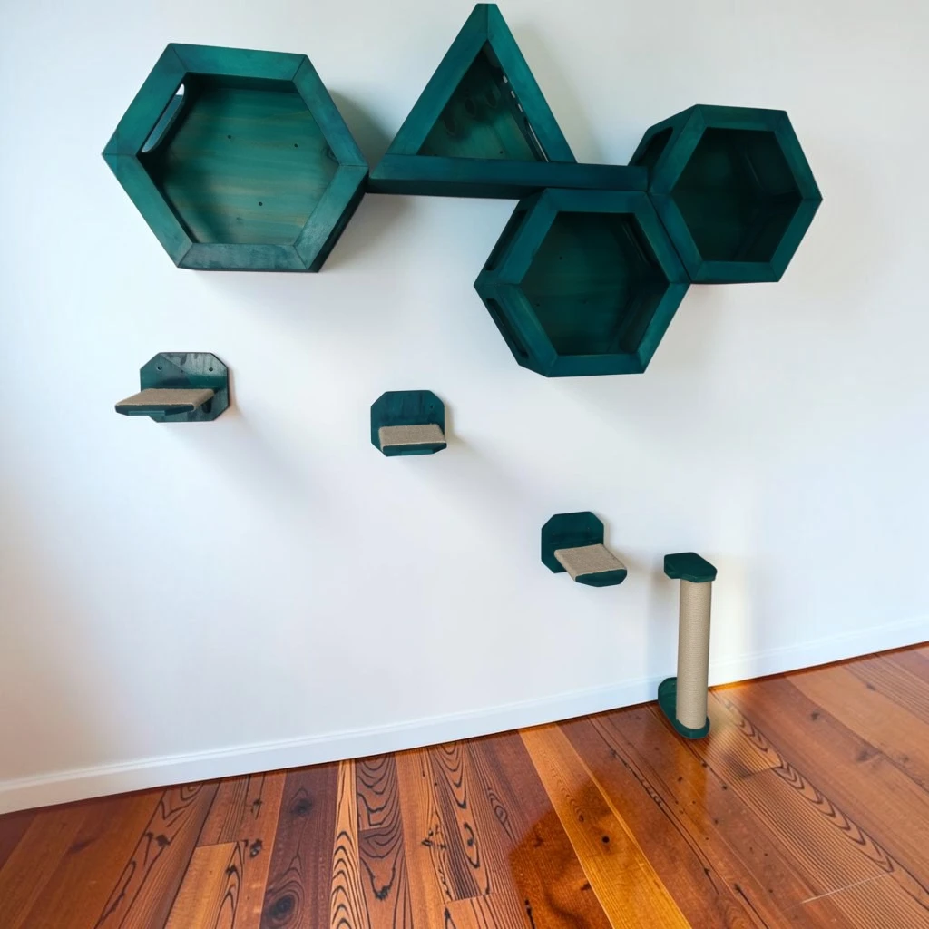 Gato usando los muebles de pared hexagonales del Combo Astutos
