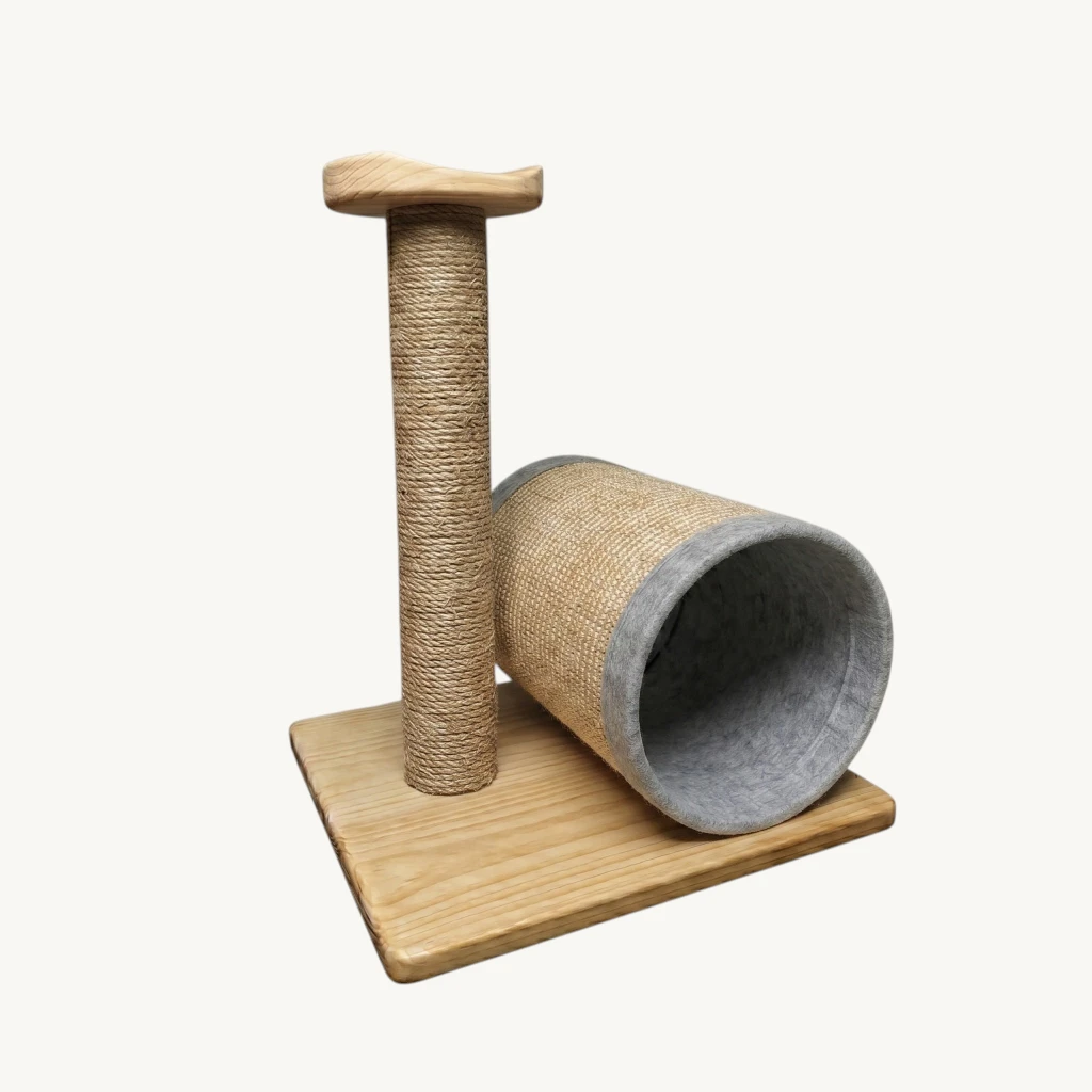 Rascador con túnel para gatos Base Sigilo, vista frontal en madera de pino y cabuya natural de 7mm