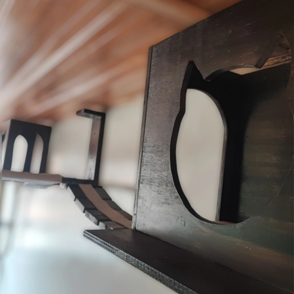 Detalle de una de las casas del Combo Confianza, casas de pared para gatos