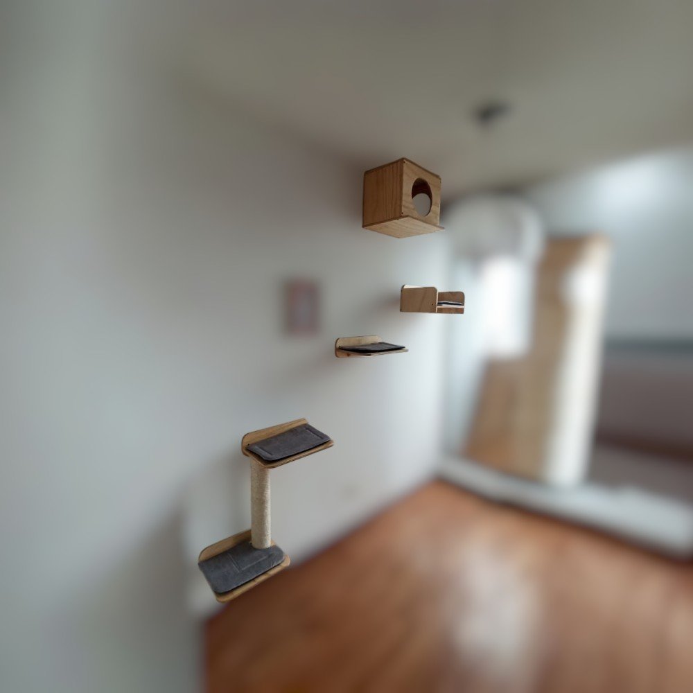 Detalle de las repisas del Combo Vigorosos, gimnasio para gatos en madera