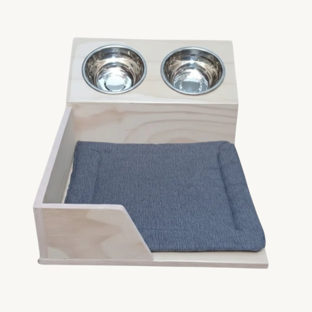 Comedero de pared para gatos Modelo Felino - vista frontal en madera de pino con platos metálicos