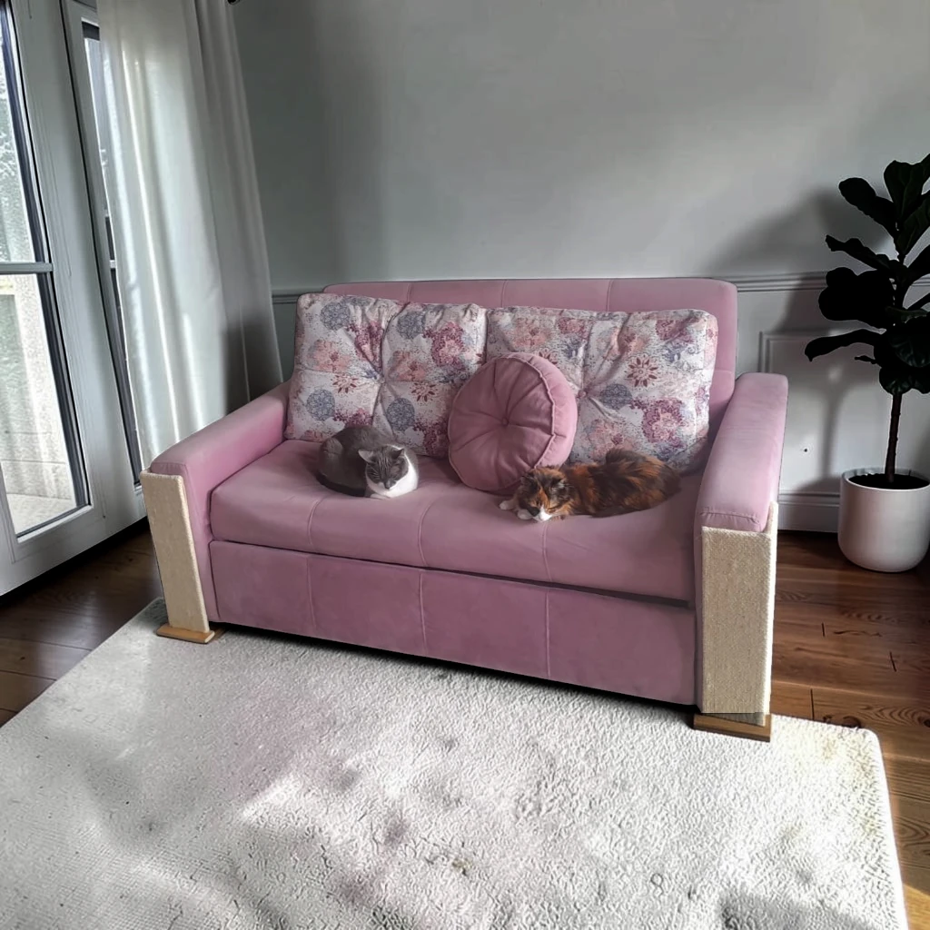 Esquineros protectores de sofá para gatos en fique natural ubicados en un sofá rosado con gatos descansando