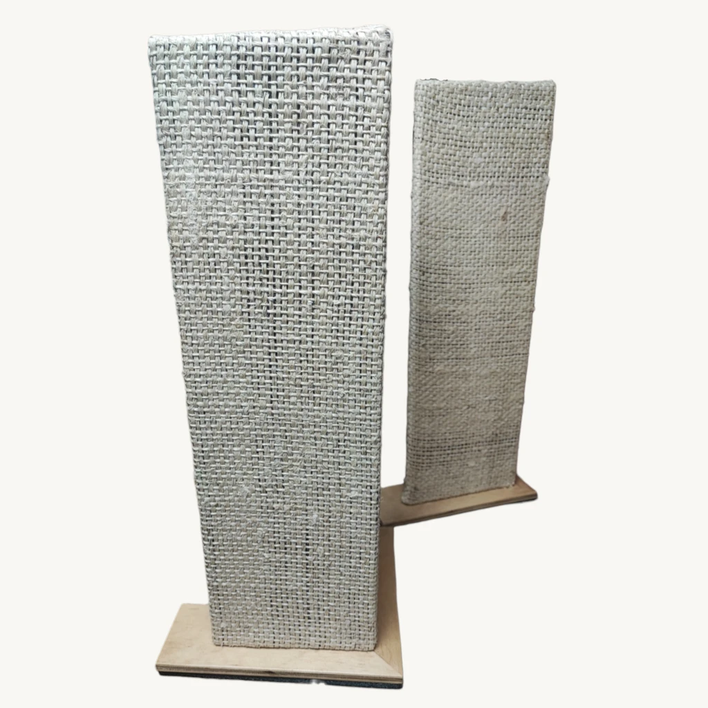 Esquinero protector de sofá para gatos en fique color natural — vista de estudio