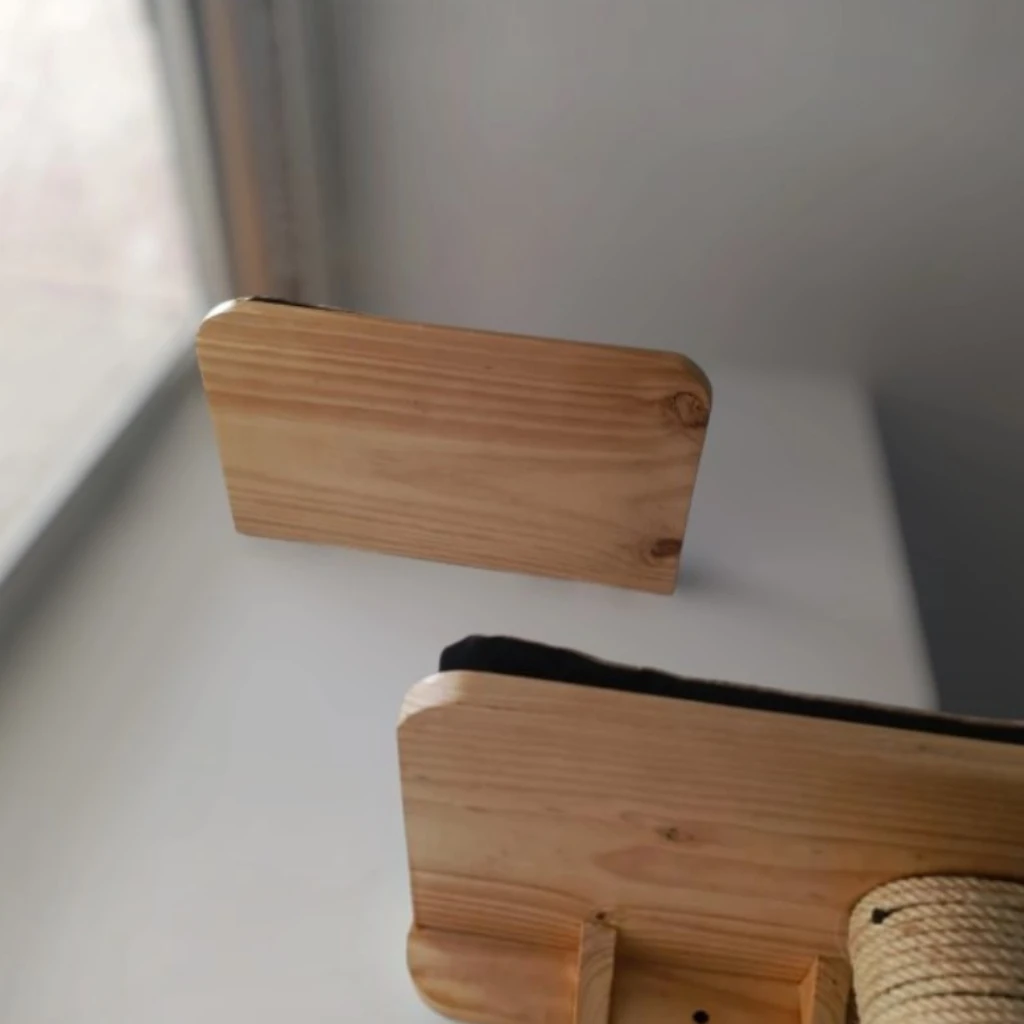 Repisa de pared flotante para gatos - detalle del canto en madera de pino
